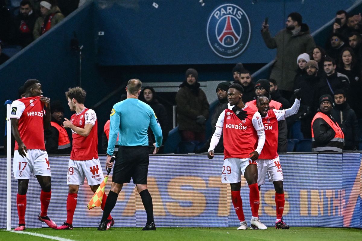 Folarin Bolagun celebra con sus compañeros su gol ante PSG.