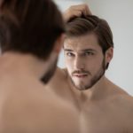 Investigadores encontraron que la pérdida de cabello puede ser más común en hombres con el hábito de consumir bebidas azucaradas diariamente.