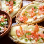 Los molletes mexicanos son una botana para la que necesitas de pocos ingredientes y de rápida preparación.