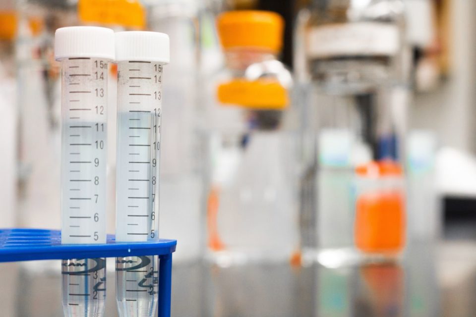 El medicamento fue aprobado por la FDA para su uso en adultos en junio de 2021.