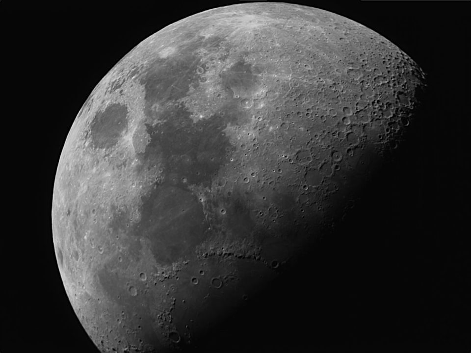 Los astrónomos intentan entender la formación geológica de la Luna.