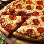Pizza Hut está usando más de 13,000 libras de masa y casi 5,000 libras de salsa para hacer la pizza más grande del mundo.