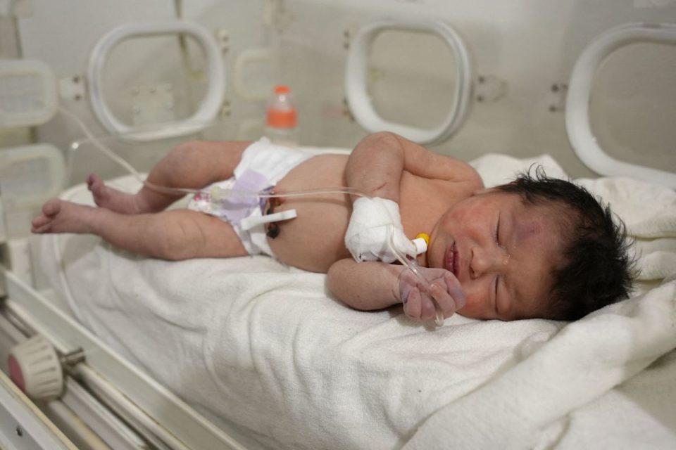 La pequeña Aya se quedó huérfana tras en terremoto en Siria.