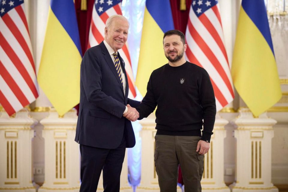 El presidente Biden realiza una visita sorpresa a Kiev y se reúne con Zelenski.