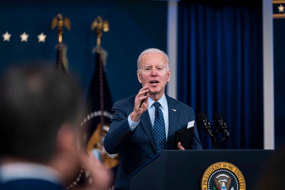 El presidente Joe Biden se dirige a los medios.