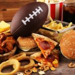 Las alitas de pollo y las papas fritas son algunas de las comidas más populares y fáciles de hacer para el Super Bowl.