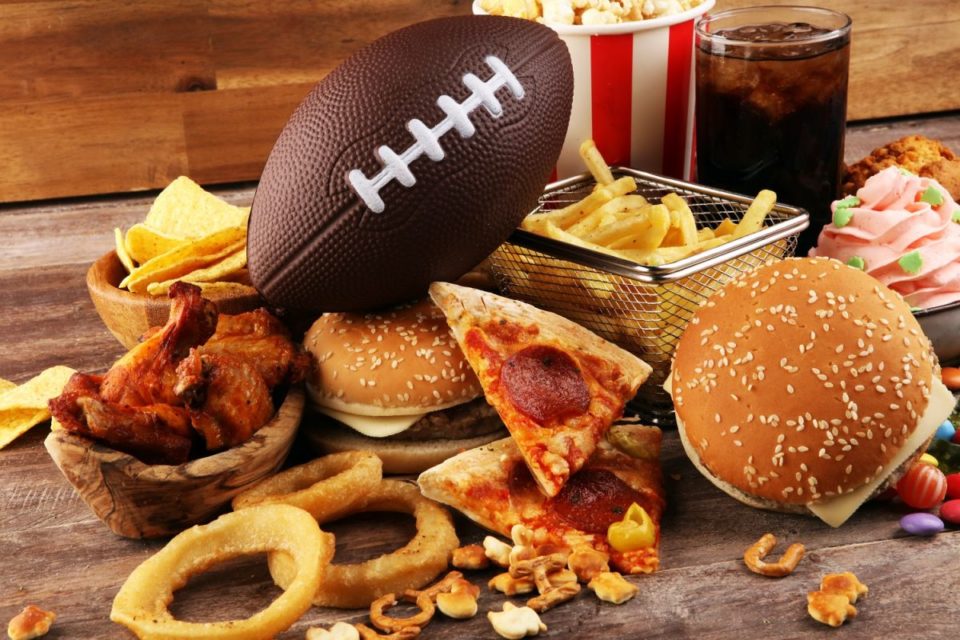 Las alitas de pollo y las papas fritas son algunas de las comidas más populares y fáciles de hacer para el Super Bowl.