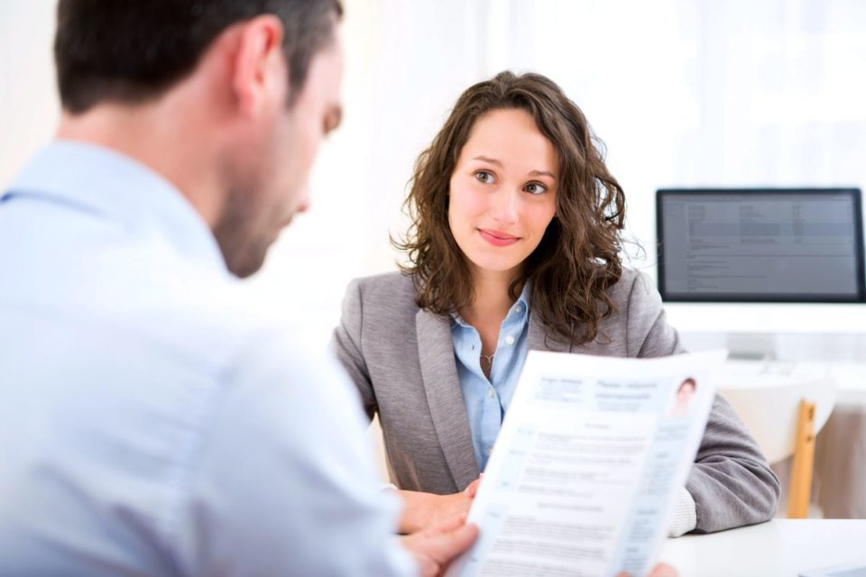 Según la encuesta, para las mujeres es más importante preparar una entrevista de trabajo en comparación con los hombres.