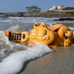 Un teléfono de colección del gato Garfield en una playa de Bretaña, Francia.