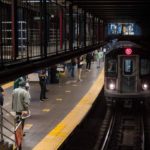 Un tren subterráneo llega a una estación cuando el metro regresa a Queens.