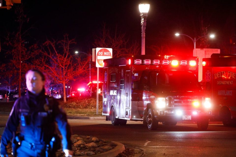 La policía y los vehículos de emergencia están en la escena de una situación de tirador activo en el campus de la Universidad Estatal de Michigan.