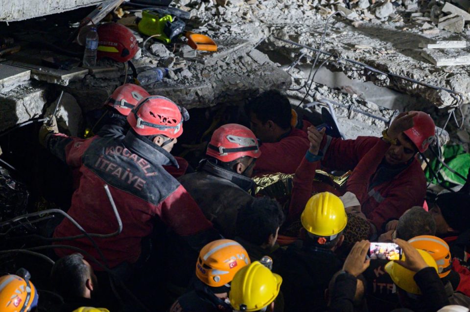 Los rescatistas aseguran haber vivido cosas muy dolorosas tras sismo en Turquía.
