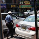Un oficial del NYPD en Flatbush Avenue, Brooklyn.
