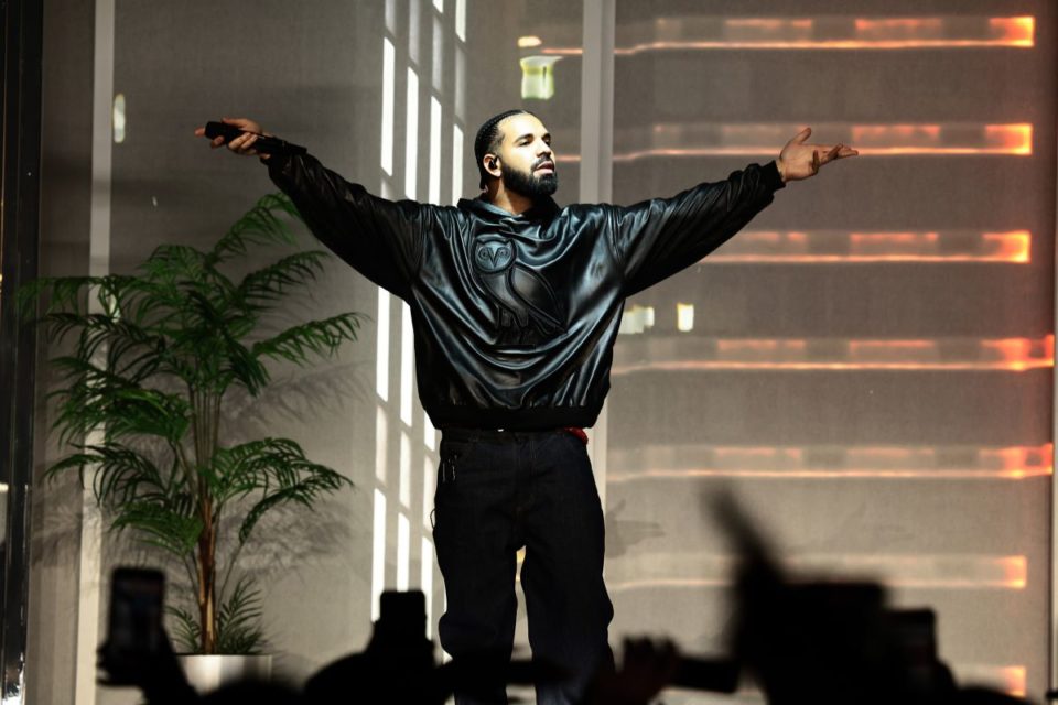 Drake durante un concierto en The Apollo Theater de New York.