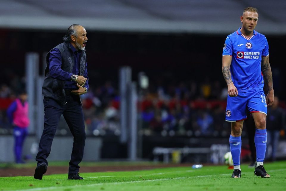 El estratega volvió a sufrir una nueva derrota al mando del equipo y tiene su permanencia en duda.