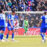 Stole Dimitrievski del Rayo Vallecano se ve abatido después de que Enes Unal (no en la foto) del Getafe CF anota el primer gol del equipo durante el partido de LaLiga Santander ante el Rayo Vallecano.