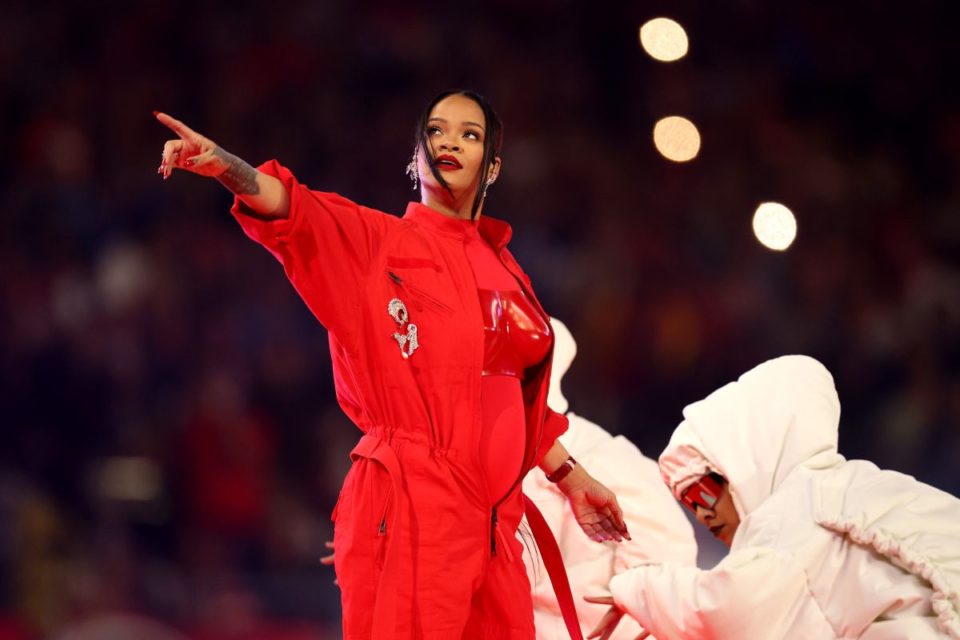 El vientre abultado de Rihanna causó sospechas de un segundo embarazo.