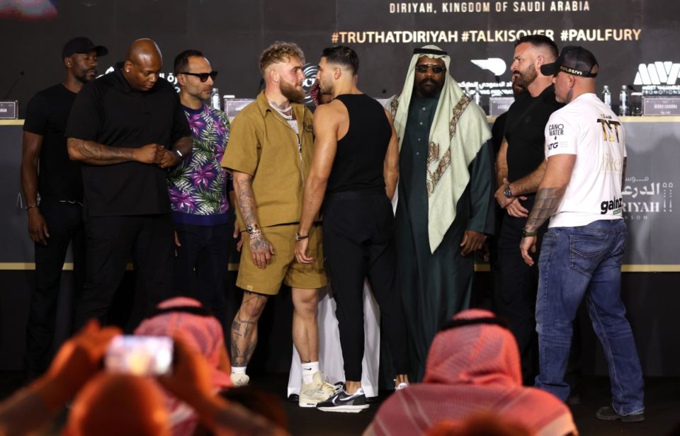 Jake Paul (L) en el cara a cara ante Tommy Fury (R).