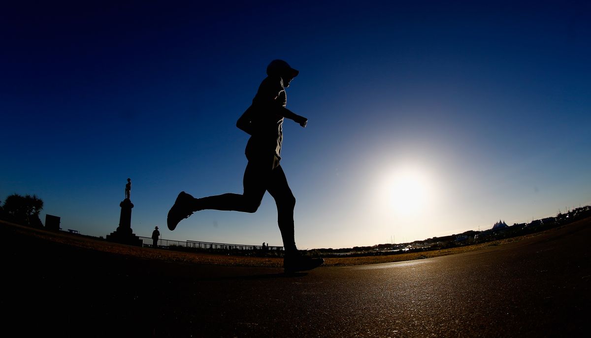 Hombre impone récord en media maratón.