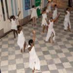 El grupo de danza afro-latino de Jamel Gaines Creative Outlet en la apertura de la exposición "Brooklyn es África”