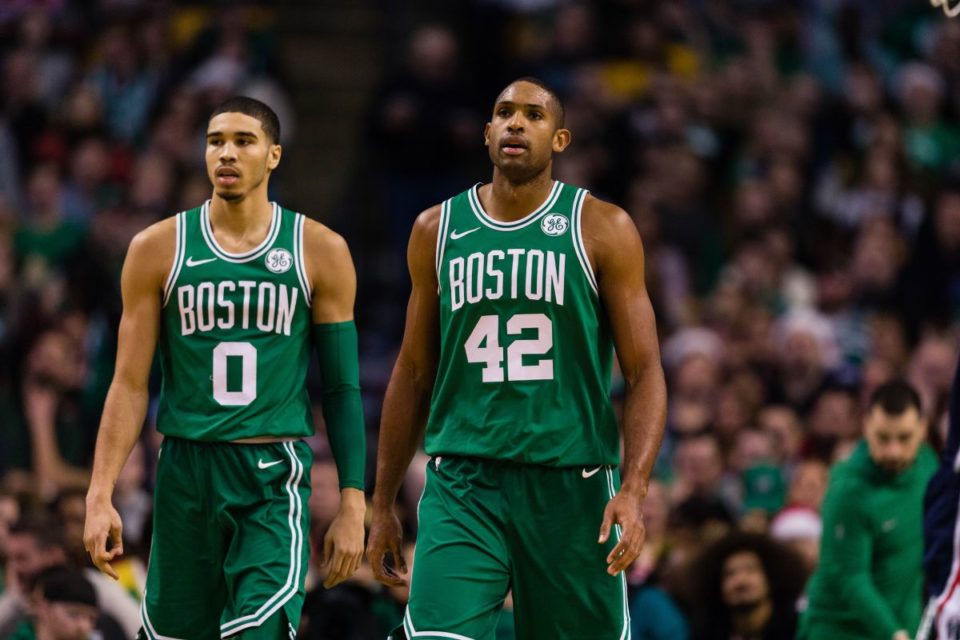 Jayson Tatum (I) junto a Al Horford (D) en un juego de los Celtics.