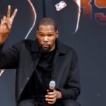 Kevin Durant en su presentación con los Phoenix Suns.