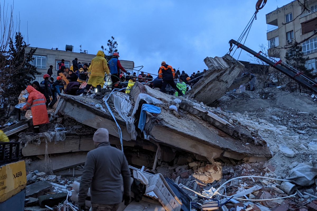 Un fuerte terremoto de magnitud 7,7 sacudió Turquía y Siria la madrugada de este lunes.