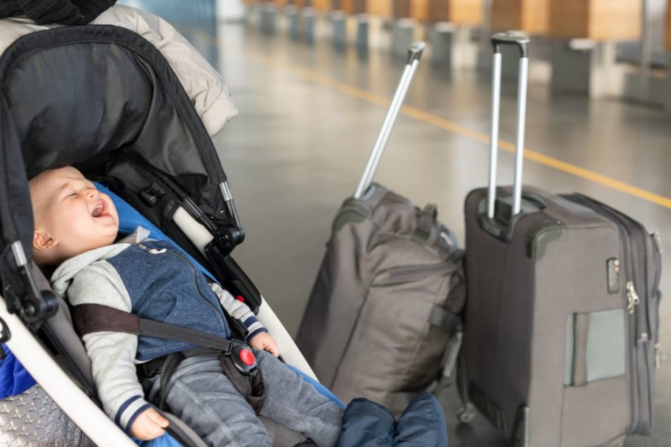 Los padres olvidaron incluir a su bebé en su reservación de vuelo.
