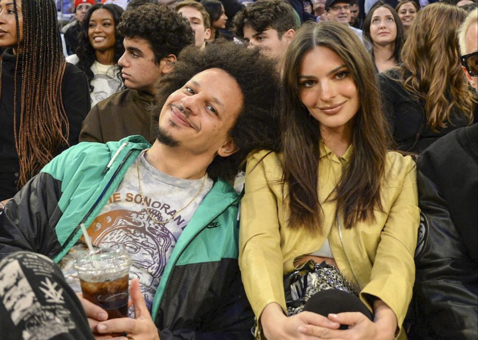 La modelo Emily Ratajkowski y el cpmediante Eric Andre.