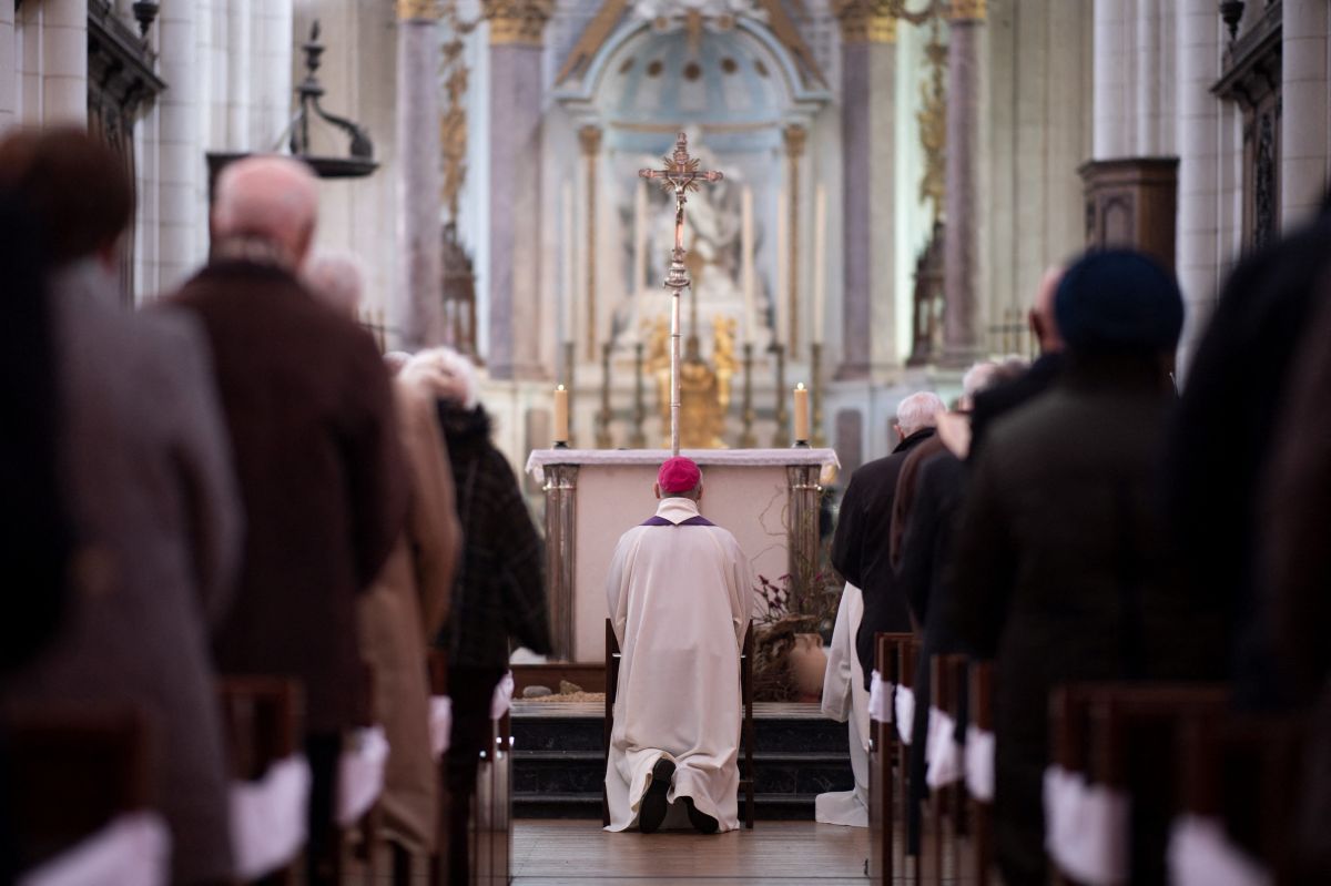 Se le impuso al sacerdote el pago de una multa de $1,375 dólares.