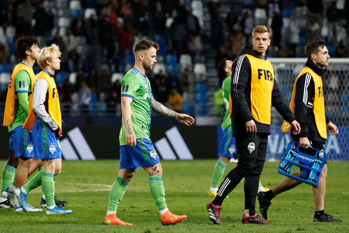 Jugadores de Seattle Sounders abandonan la cancha luego de la derrota ante Al-Ahly.