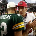 Aaron Rodgers (I) se despide de Tom Brady (D).