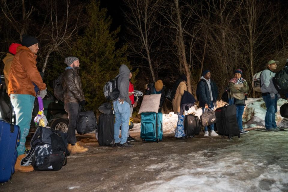 Cientos de emigrantes dejan Nueva York a diario por un paso "ilegal" a Canadá