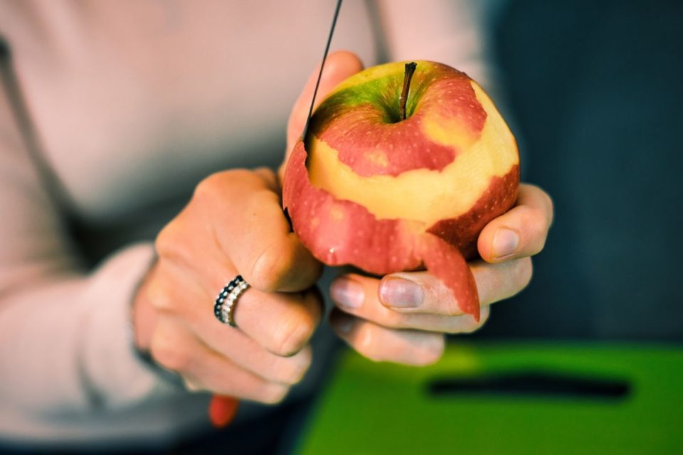 Descartar la piel de la manzana elimina gran parte de la fibra y la mayoría de sus flavonoides.