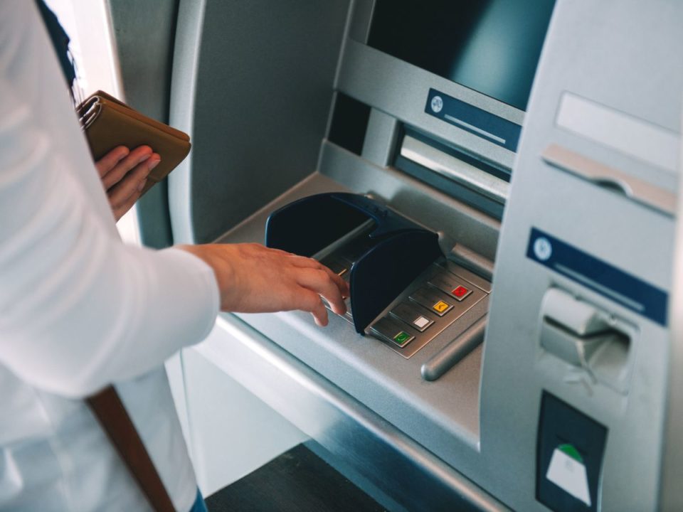 Los cajeros automáticos son muy convenientes, pero también representan algunos riesgos para el usuario.