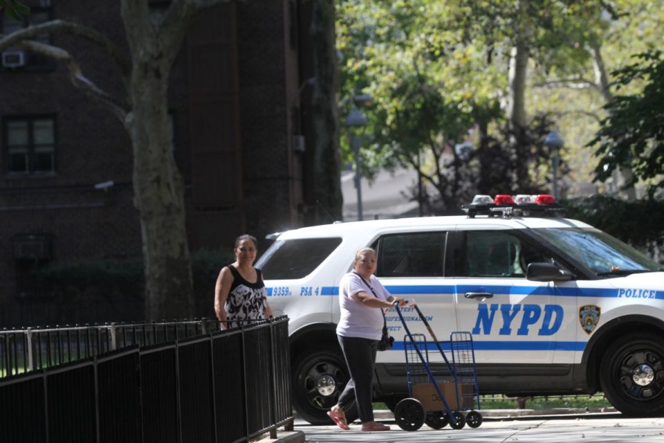 Policía en edificio NYCHA/Archivo.