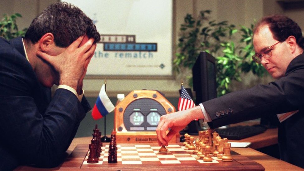 Kasparov se lleva las manos a la cabeza tras perder una jugada con un computador.