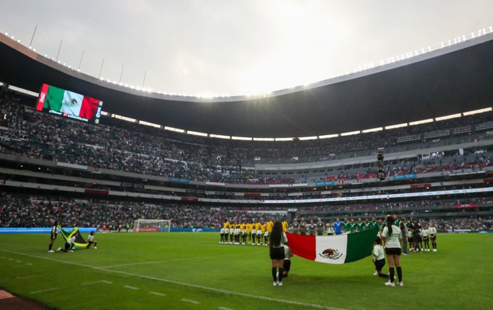 Todo el Estadio Azteca coreó y aplaudió al fallecido Chabelo.