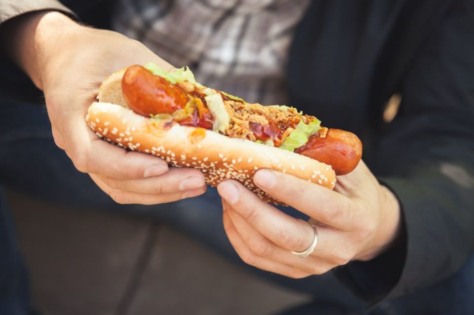 Las carnes procesadas son algunos de los alimentos a evitar su consumo ya que se relacionan con mayor riesgo de cáncer de colon.