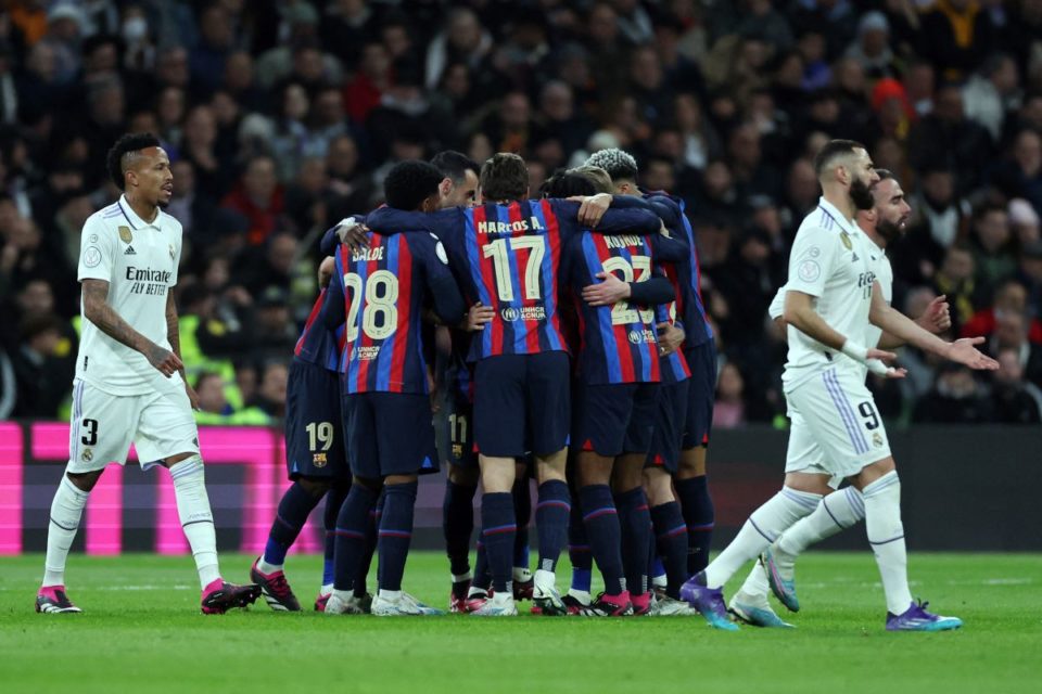 Jugadores del Barcelona celebran el gol frente al Real Madrid.