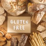 El gluten está presente en una gran cantidad de alimentos, como pan, pastas, galletas, entre otros. Las personas celíacas presentan una intolerancia a dicha proteína.