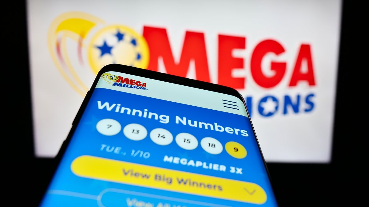 Si ganas el premio mayor de Mega Millions te darán dos opciones para cobrar tu dinero: un solo pago en efectivo o una anualidad por 29 años.