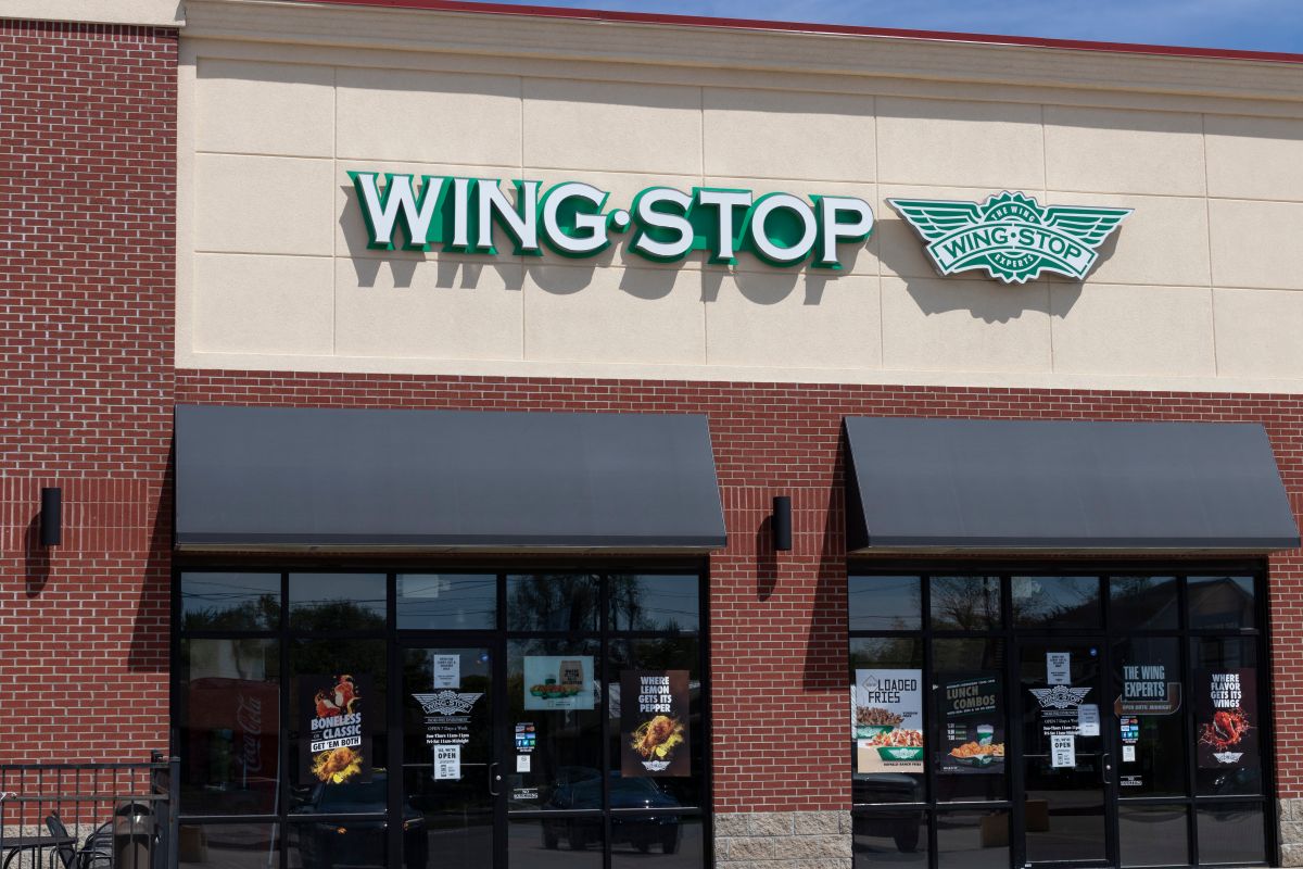 Fundada en 1994, Wingstop comenzó a franquiciar su marca en 1998.  