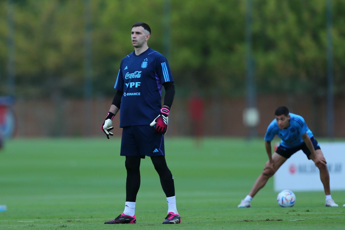 Dibu Martínez en los entrenamientos previos al partido contra Panamá el 24 de abril