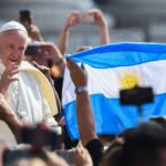 Papa Francisco viendo la bandera argentina.