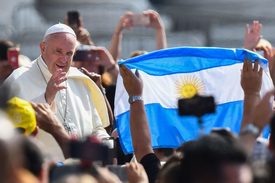 Papa Francisco viendo la bandera argentina.