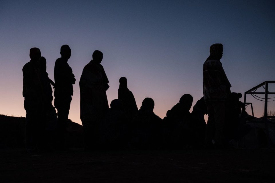 Más de 200 hombres contratados para trabajar en la vendimia fueron rescatados de un alojamiento.