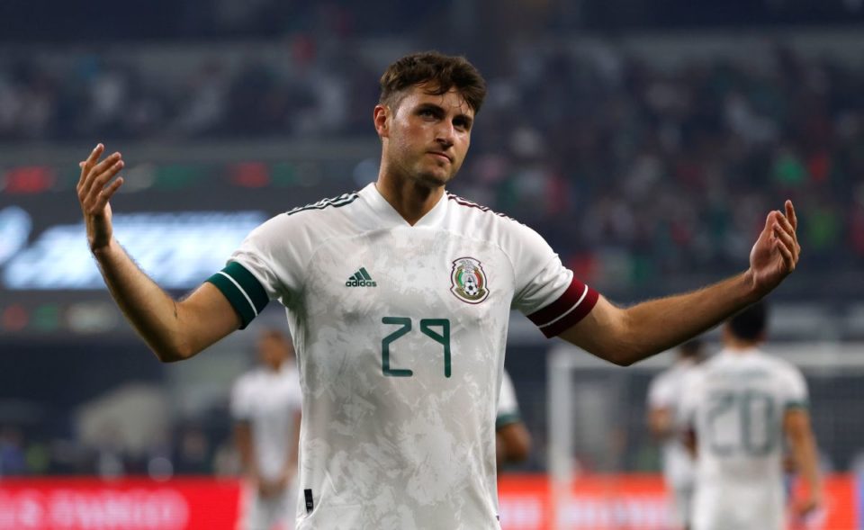 Santiago Giménez celebra luego de anotarle en un partido amistoso a Nigeria.