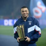 Kylian Mbappé posa con el trofeo que lo acredita como el máximo goleador histórico del PSG.