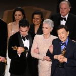 El elenco de la cinta "Everything Everywhere All at Once" en los premios Oscar 2023.